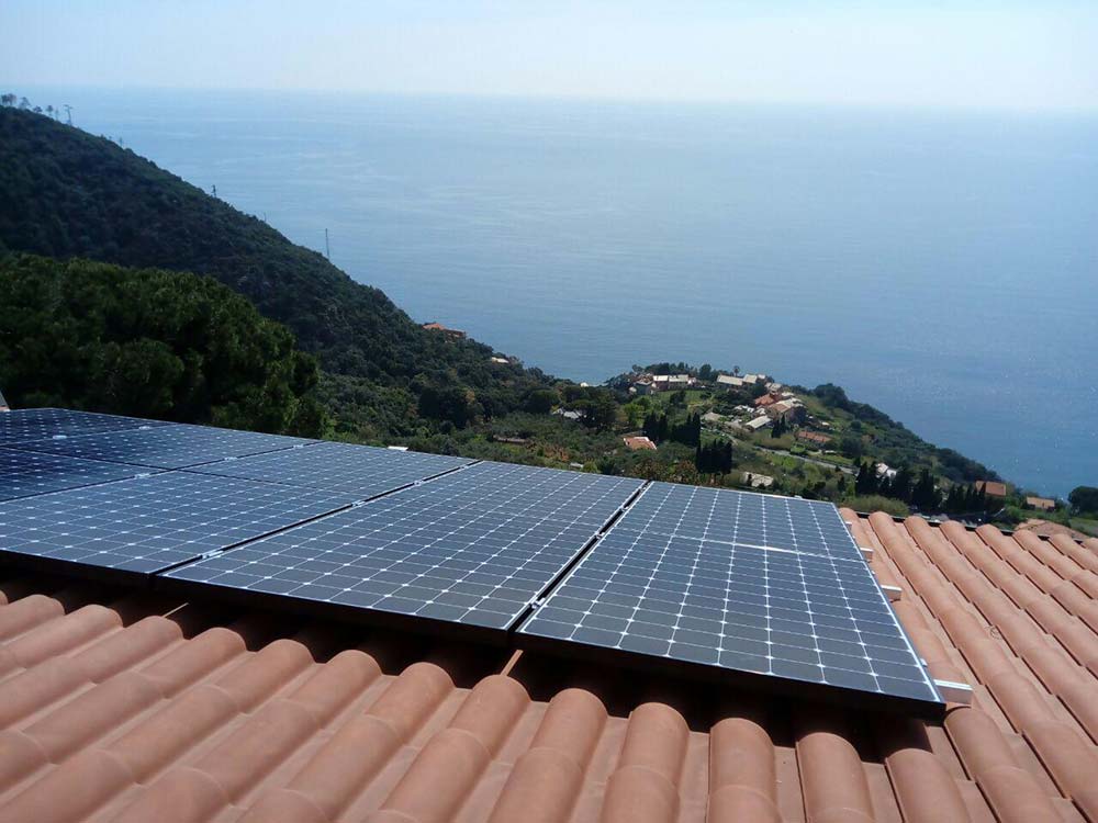 Impianto fotovoltaico3,27 kWcon pannelli solari Sunpower installazione Framura La Spezia