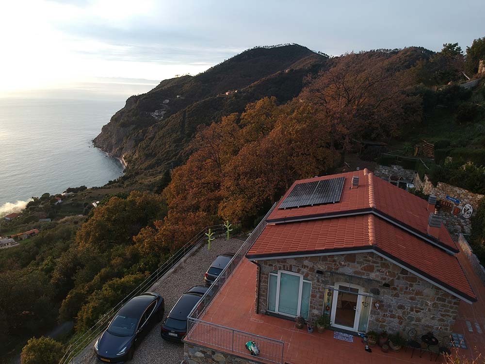 Impianto fotovoltaico3,27 kWcon pannelli solari Sunpower installazione Framura La Spezia