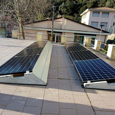 Impianto fotovoltaico installato su tetto piano conzavorre antivento