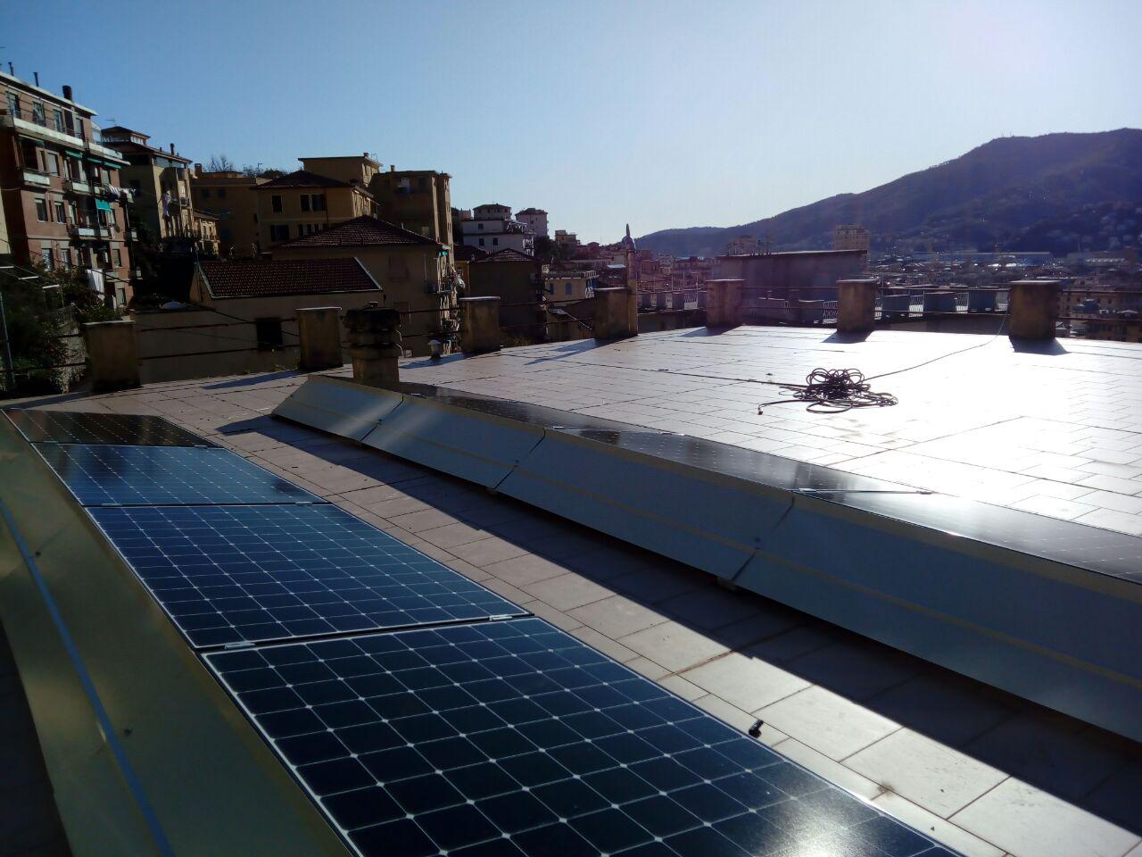 Impianto fotovoltaico 3,2 kW con pannelli solari Sunpower installato su tetto piano con zavorre antivento