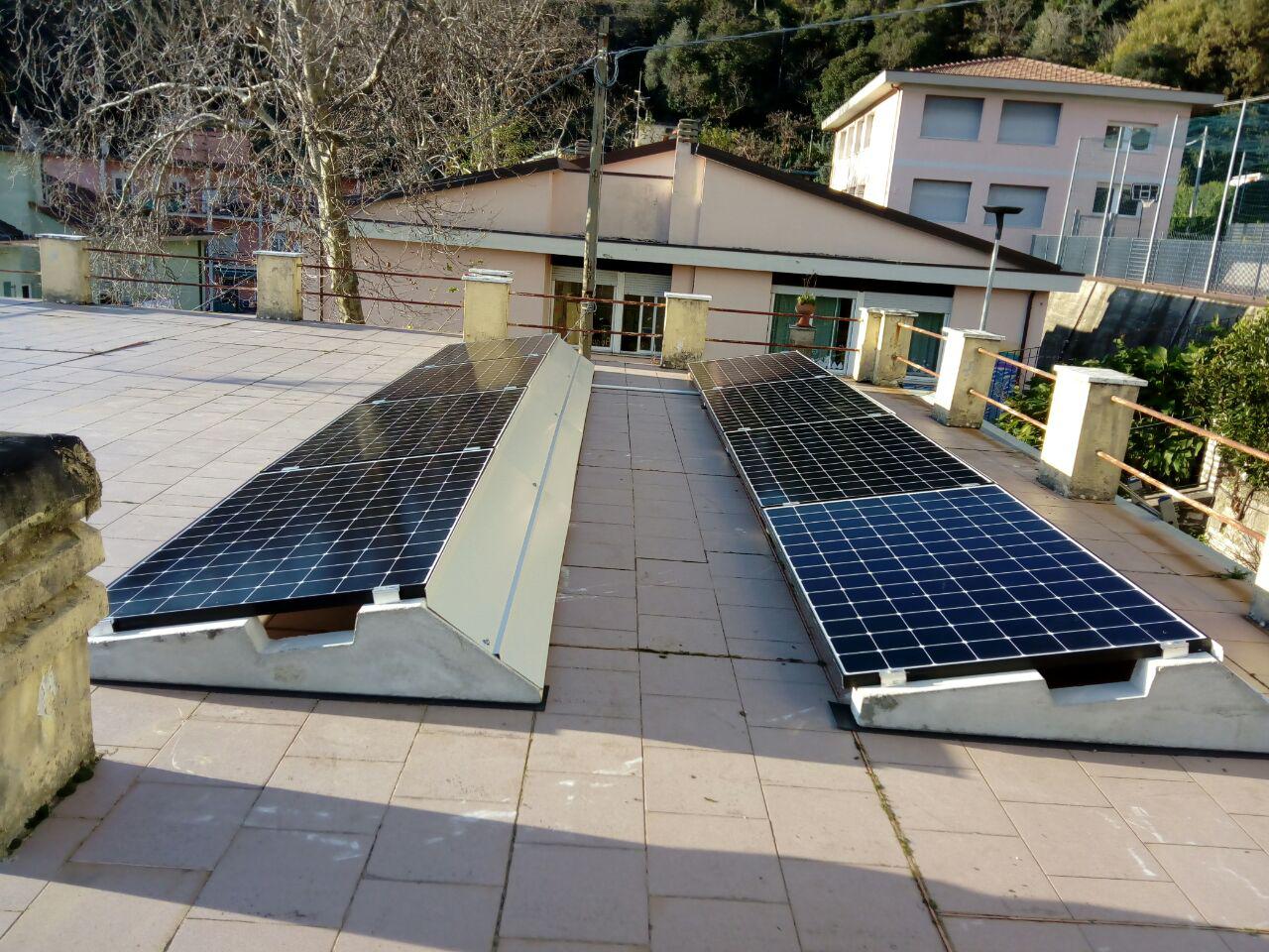 Impianto fotovoltaico 3,2 kW con pannelli solari Sunpower installato su tetto piano con zavorre antivento