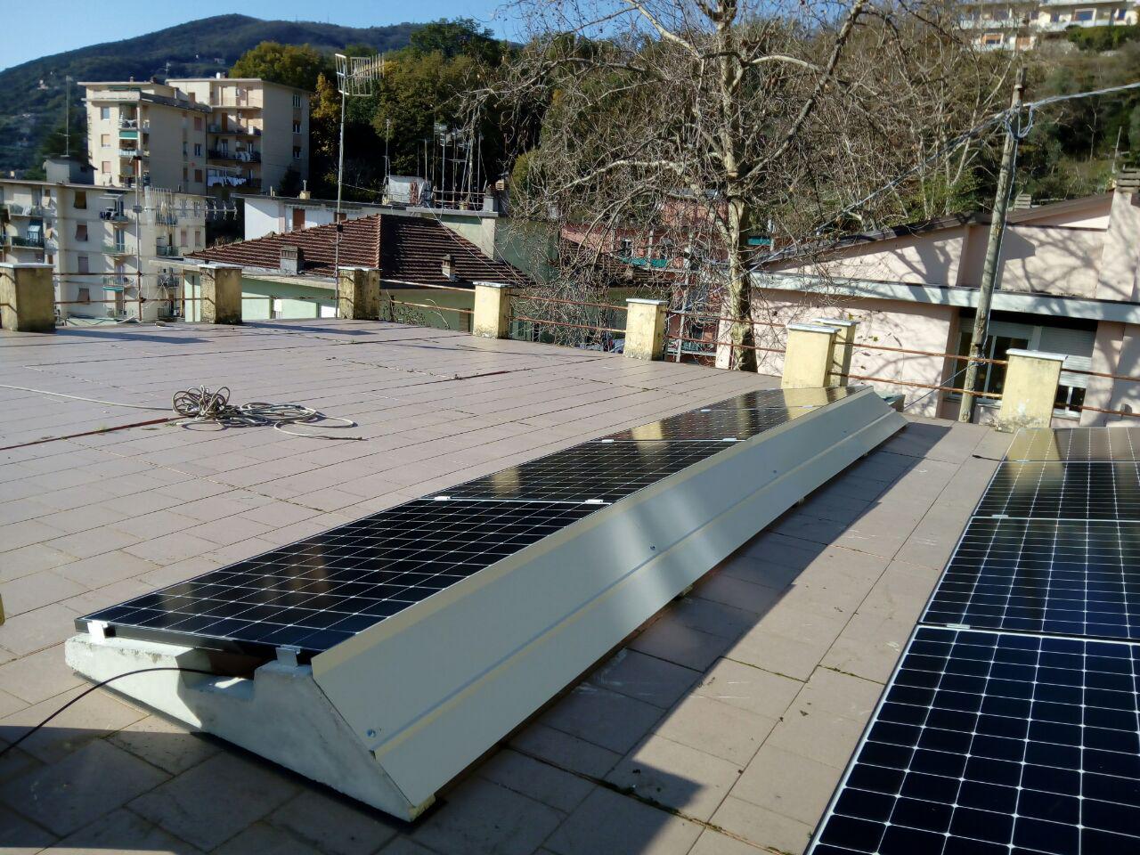 Impianto fotovoltaico 3,2 kW con pannelli solari Sunpower installato su tetto piano con zavorre antivento