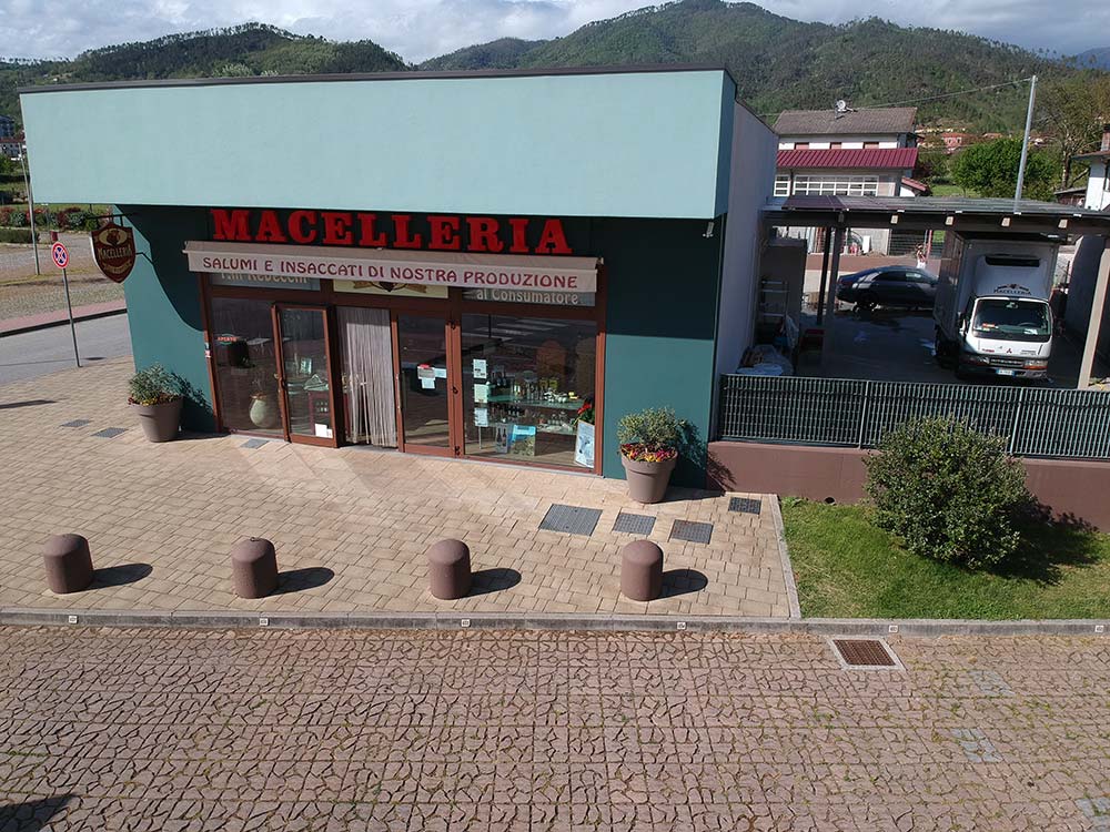 Impianto fotovoltaico 13,5 kW installato su tettoia automezzo macelleria Rebecchi