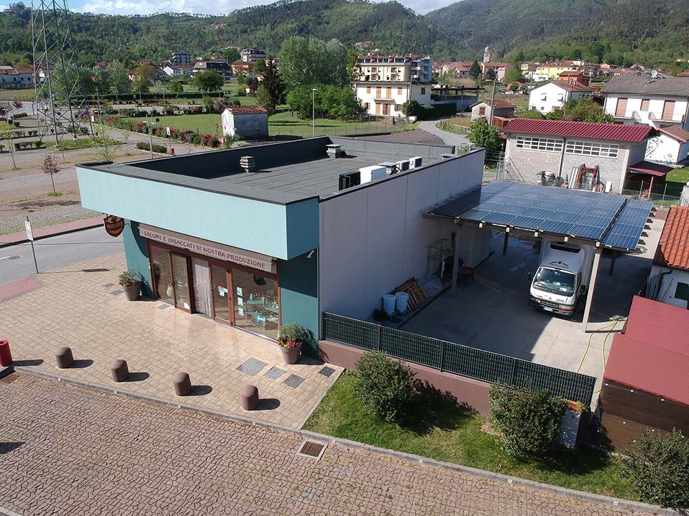 Impianto fotovoltaico 13,5 kW installato su tettoia automezzo macelleria Rebecchi