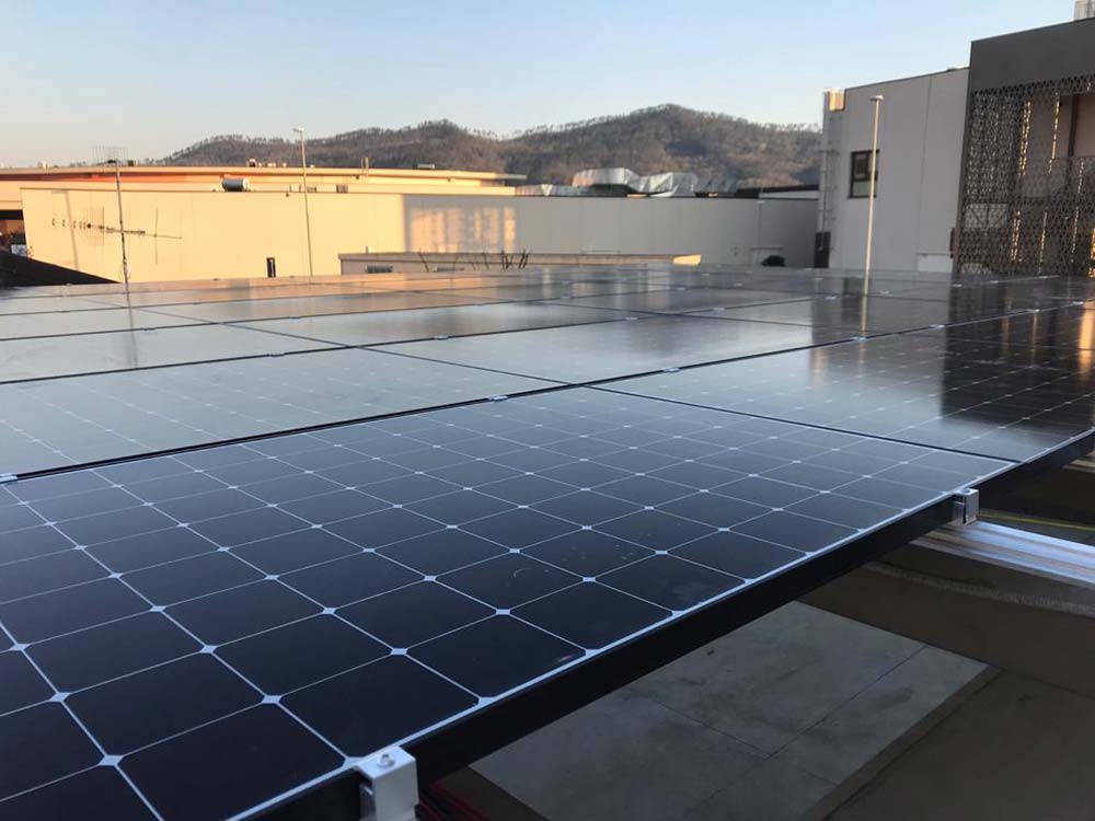 Impianto fotovoltaico 13,5 kW installato su tettoia automezzo macelleria Rebecchi