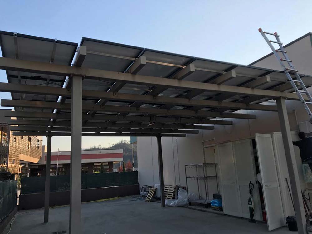 Impianto fotovoltaico 13,5 kW installato su tettoia automezzo macelleria Rebecchi
