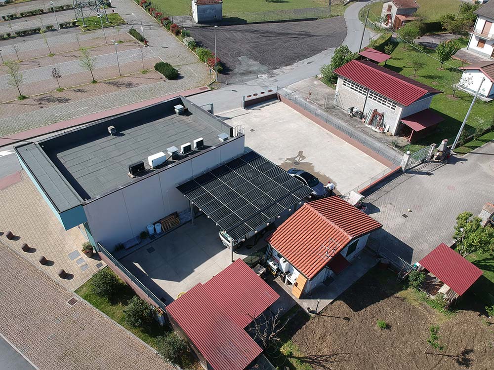 Impianto fotovoltaico 13,5 kW installato su tettoia automezzo macelleria Rebecchi