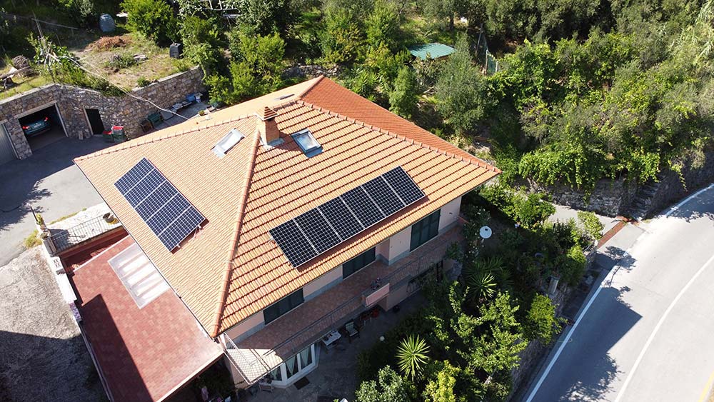 installazione impianto fotovoltaico 4,3 kW pannelli soalri Sunpwoer Castiglione Chiavarese Genova