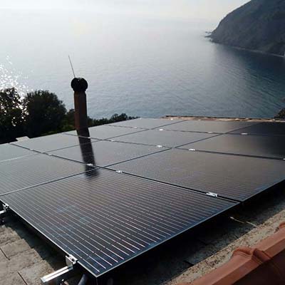 Impianto fotovoltaico su tetto in ardesia con pannelli solari neri Viessmann