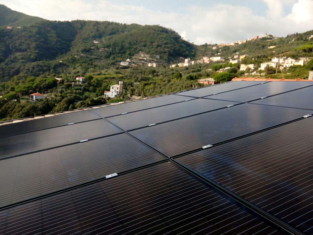 impianto fotovoltaico 3,8 kW pannelli solari Viessmann neri Framura La Spezia