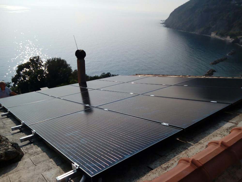 impianto fotovoltaico 3,8 kW pannelli solari Viessmann neri Framura La Spezia