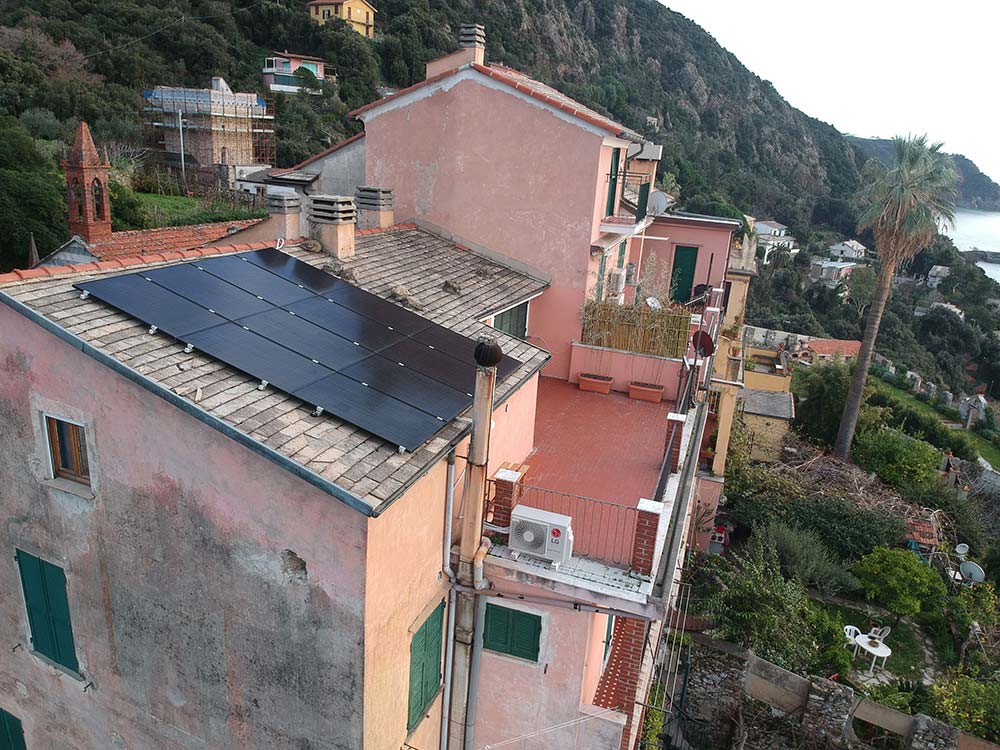 impianto fotovoltaico 3,8 kW pannelli solari Viessmann neri Framura La Spezia